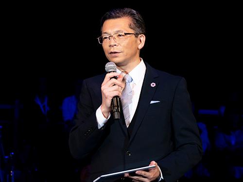 あいさつする塩川英一社長